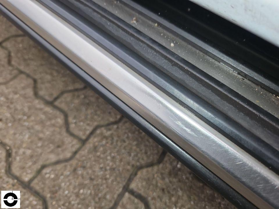 Einstiegsleiste/Schweller mit Kratzern und Gebrauchsspuren, Nahaufnahme