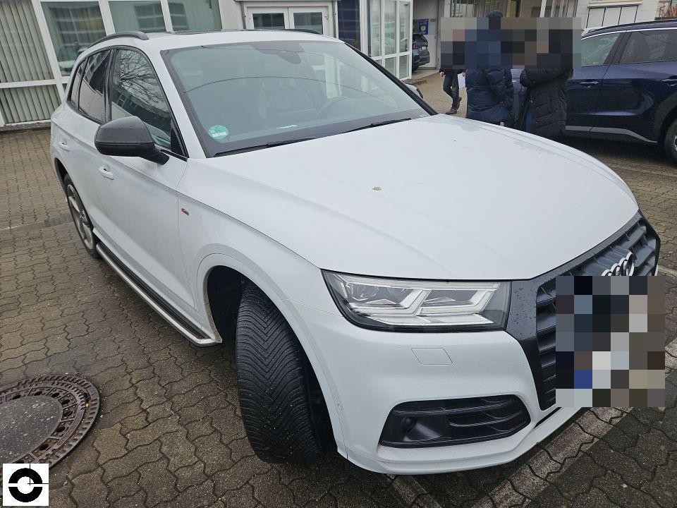 Frontansicht schräg rechts, weißes SUV, keine sichtbaren Schäden erkennbar