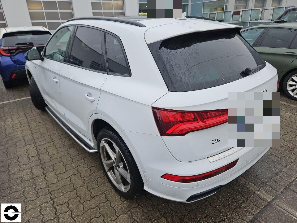 Heckansicht schräg links, weißer SUV auf Parkplatz, keine Schäden sichtbar