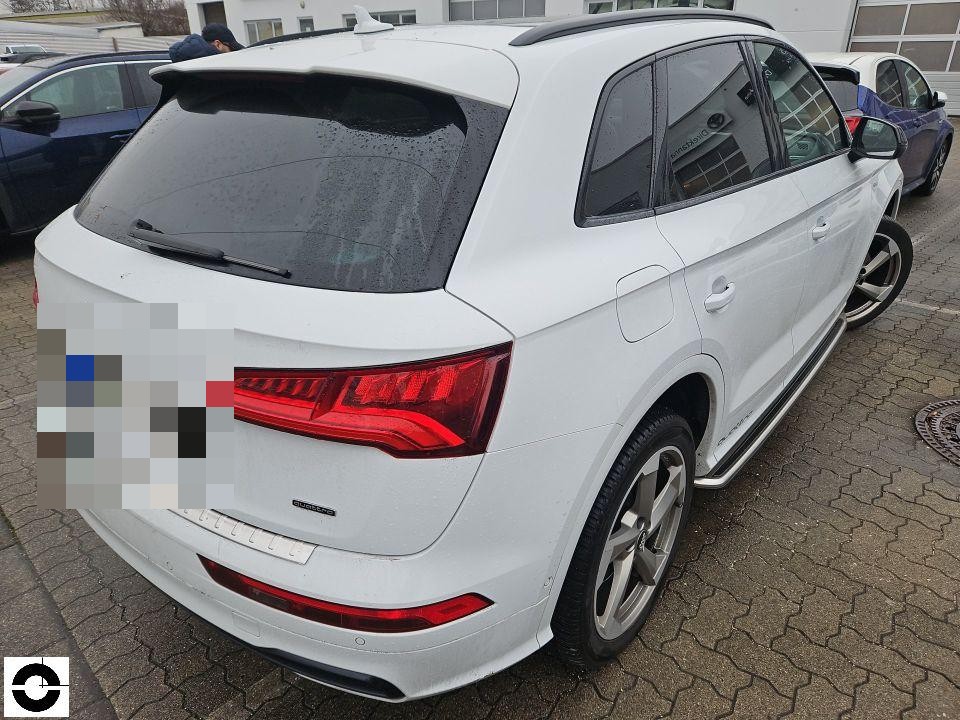 Heckansicht schräg rechts, weißes SUV auf Parkplatz, keine sichtbaren Schäden