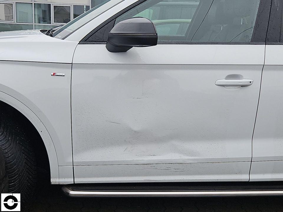 Linke Fahrzeugseite, Fahrertür mit leichten Kratzern und Verschmutzungen