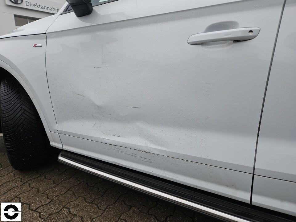 Linke Fahrzeugseite, vordere Tür mit Kratzern und Schmutz, S-Line Emblem sichtbar