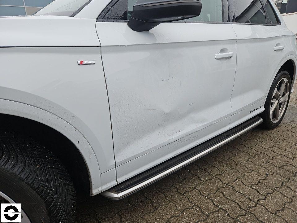 Seitenansicht linke Fahrzeugseite, S-Line und quattro Embleme, leichte Verschmutzung sichtbar