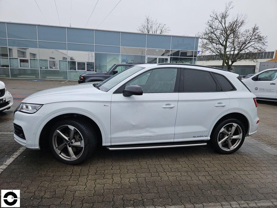 Seitenansicht links, weißes SUV mit quattro-Schriftzug, keine sichtbaren Schäden