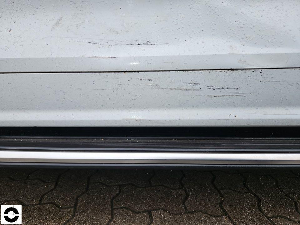 Seitenschweller und unterer Türbereich mit Kratzern und Schmutzablagerungen