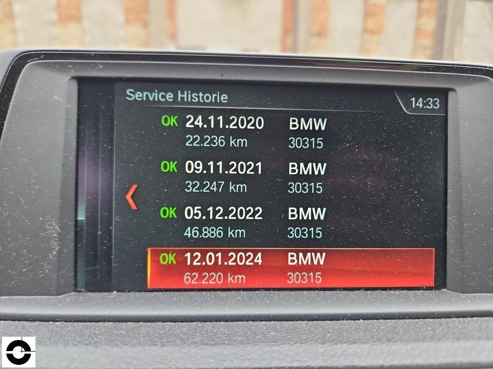 Bordcomputer-Display zeigt Service-Historie mit vier Wartungseinträgen und Kilometerständen