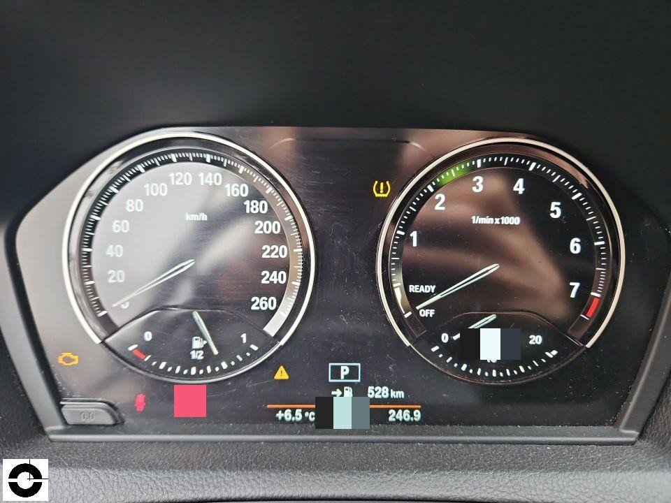 Digitales Kombiinstrument zeigt Tacho, Drehzahlmesser, Kilometerstand 528 km, Außentemperatur 6,5°C