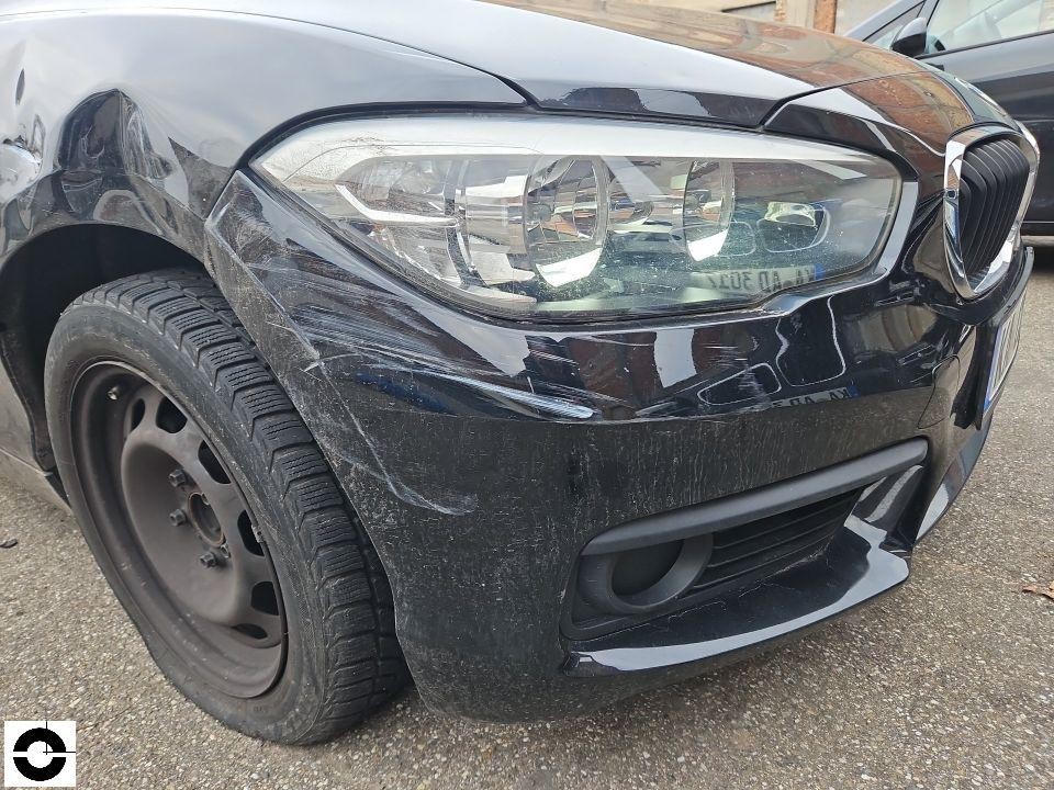 Frontansicht links, Stoßstange mit starken Kratzern und Lackabrieb, Scheinwerfer intakt
