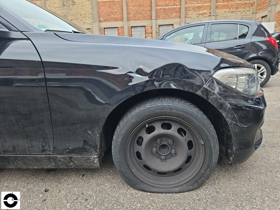 Frontansicht rechts, massiver Unfallschaden am vorderen Kotflügel und Stoßstange, Deformation sichtbar