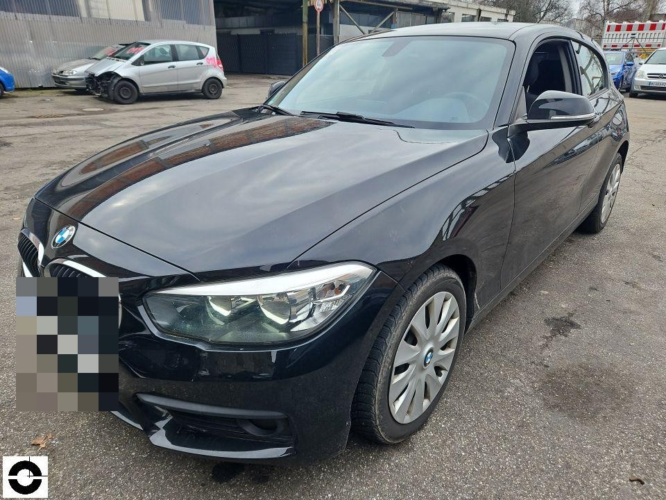 Frontansicht schräg rechts, schwarzes Fahrzeug, Kennzeichen bereits pixeliert