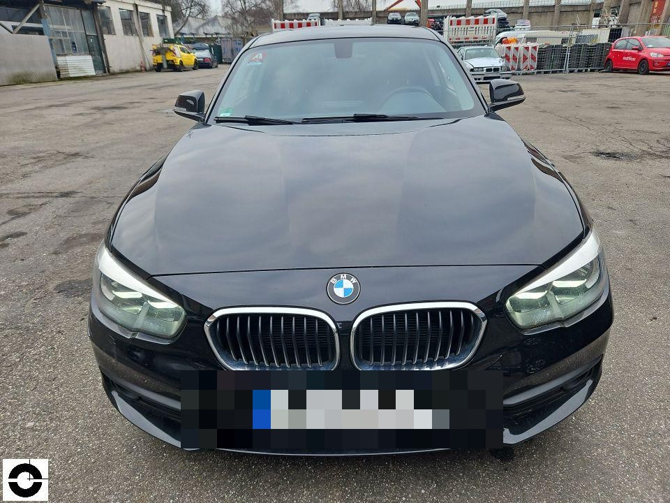 Frontansicht, schwarzer BMW 1er, Kennzeichen bereits pixeliert, keine sichtbaren Schäden