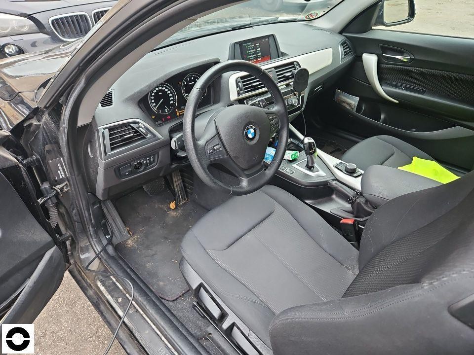 Innenraum Fahrerseite, Blick auf Lenkrad, Armaturenbrett und verschmutzten Fußraum