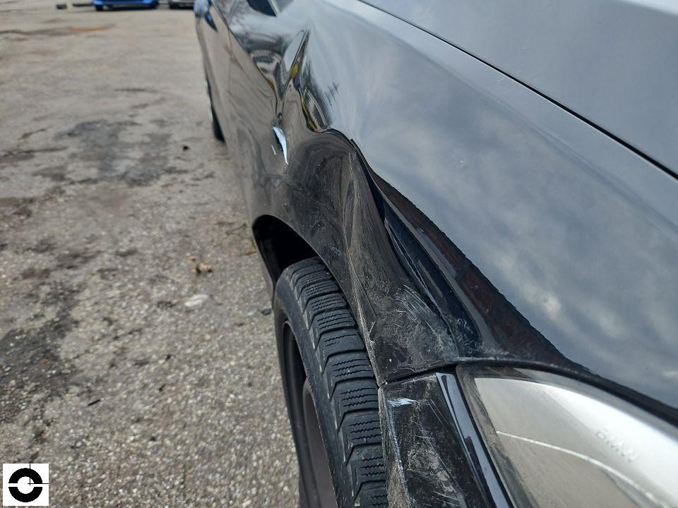 Seitenansicht vorderer linker Kotflügel mit Dellen und Kratzern an Radlauf