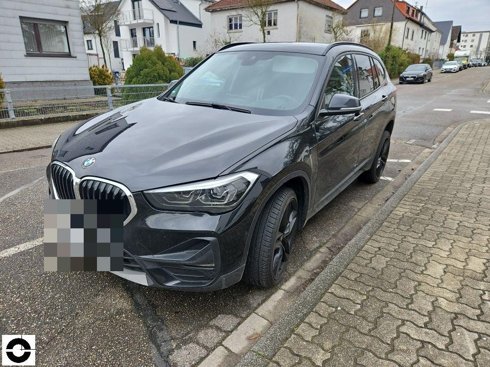 Frontansicht schräg links, schwarzes SUV, keine sichtbaren Schäden, Kennzeichen pixeliert