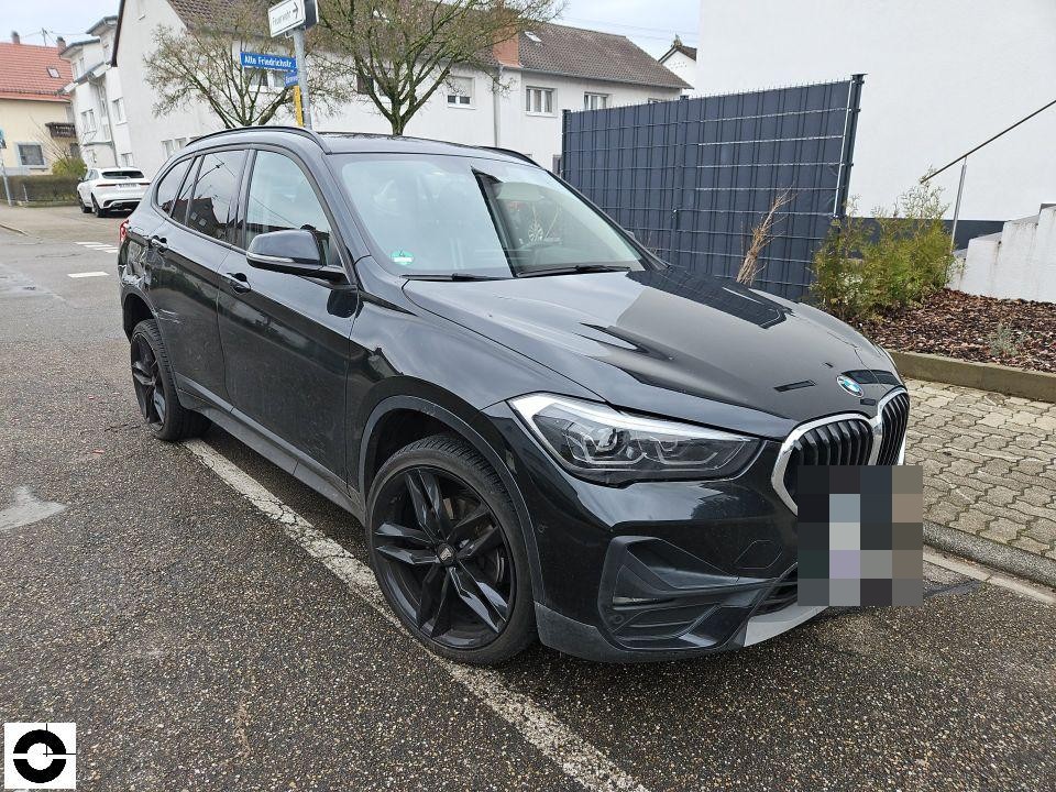 Frontansicht schräg rechts, schwarzes SUV, keine sichtbaren Schäden