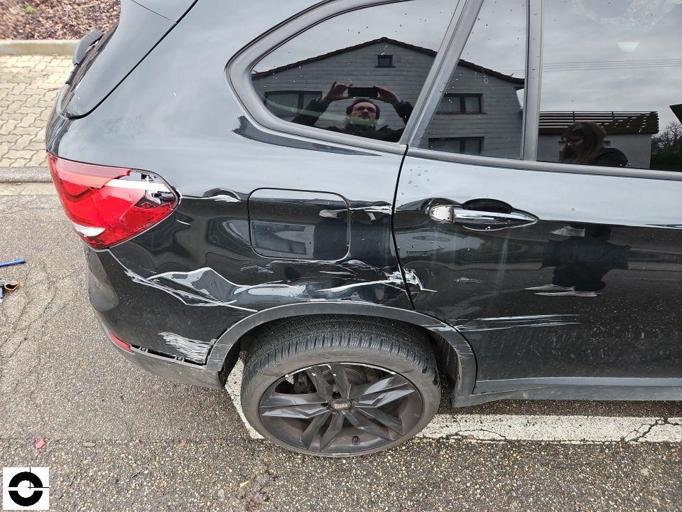 Heckansicht links, massive Schäden an hinterem Kotflügel und Stoßstange, Kratzer und Dellen