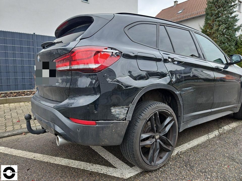 Heckansicht schräg rechts, Unfallschaden an hinterer Stoßstange und rechtem Kotflügel, Anhängerkupplung sichtbar