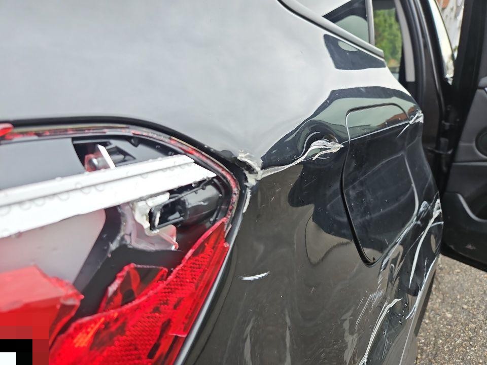 Heckbereich links, schwere Beschädigung an Rückleuchte und Kotflügel, Tankklappe verzogen