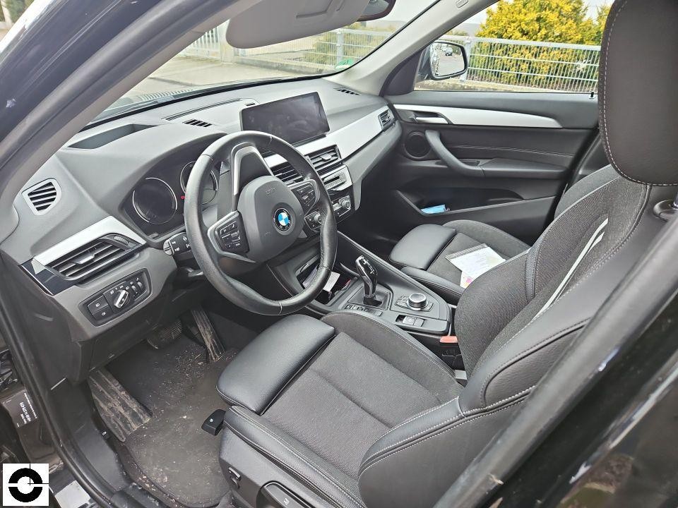 Innenraum-Ansicht von links, Fahrersitz, Lenkrad, Mittelkonsole, keine Schäden sichtbar