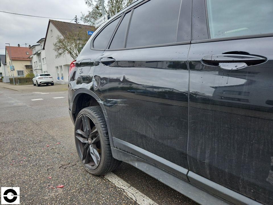 Seitenansicht linke Fahrzeugseite mit Delle am hinteren Kotflügel