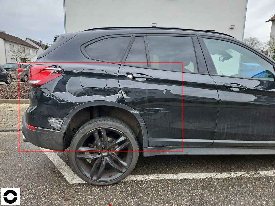 Seitenansicht links hinten, Unfallschaden an hinterer Tür und Kotflügel mit Kratzern und Dellen
