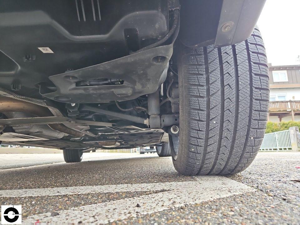 Unterboden-Ansicht von hinten rechts, Winterreifen und Fahrwerk sichtbar