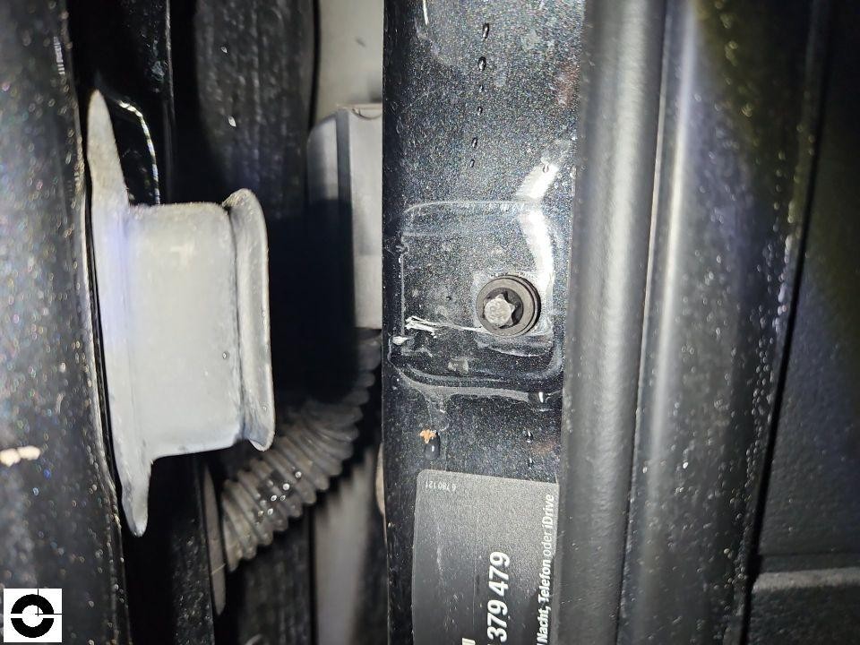 Detailaufnahme B-Säule mit Scharnier und Türdichtung, schwarzer Lack