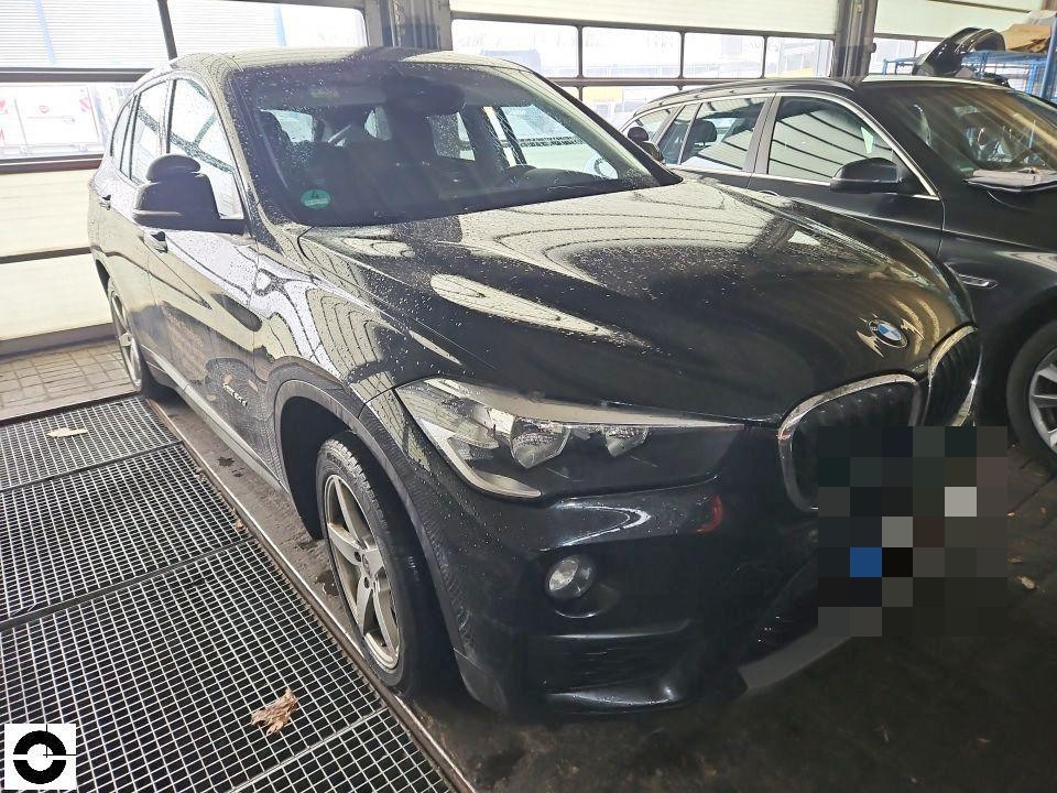 Frontansicht schräg rechts, nasses Fahrzeug in Werkstatt/Waschanlage, keine sichtbaren Schäden