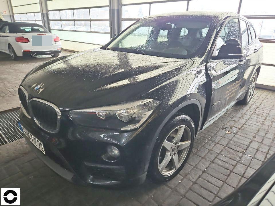 Frontansicht schräg von links, nasses Fahrzeug in Werkstatthalle, keine sichtbaren Schäden