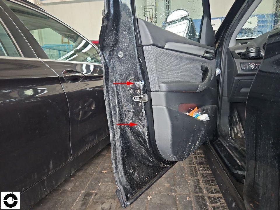Geöffnete Fahrertür von innen, rote Pfeile markieren Schäden an B-Säule und Türkante