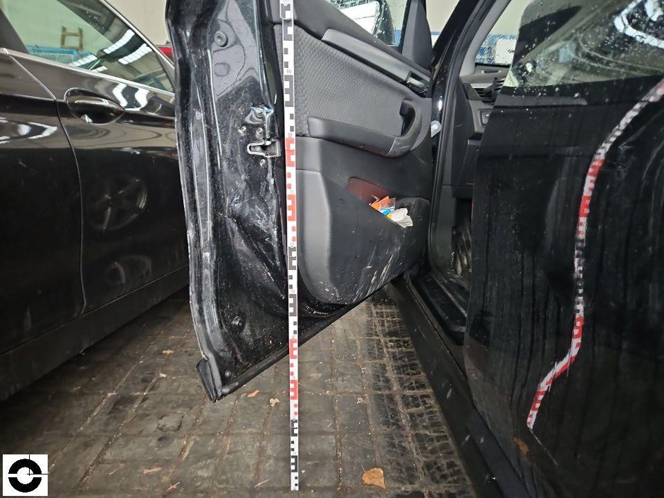 Geöffnete linke Vordertür mit Messlatte, Blick auf Türinnenseite und Einstiegsbereich