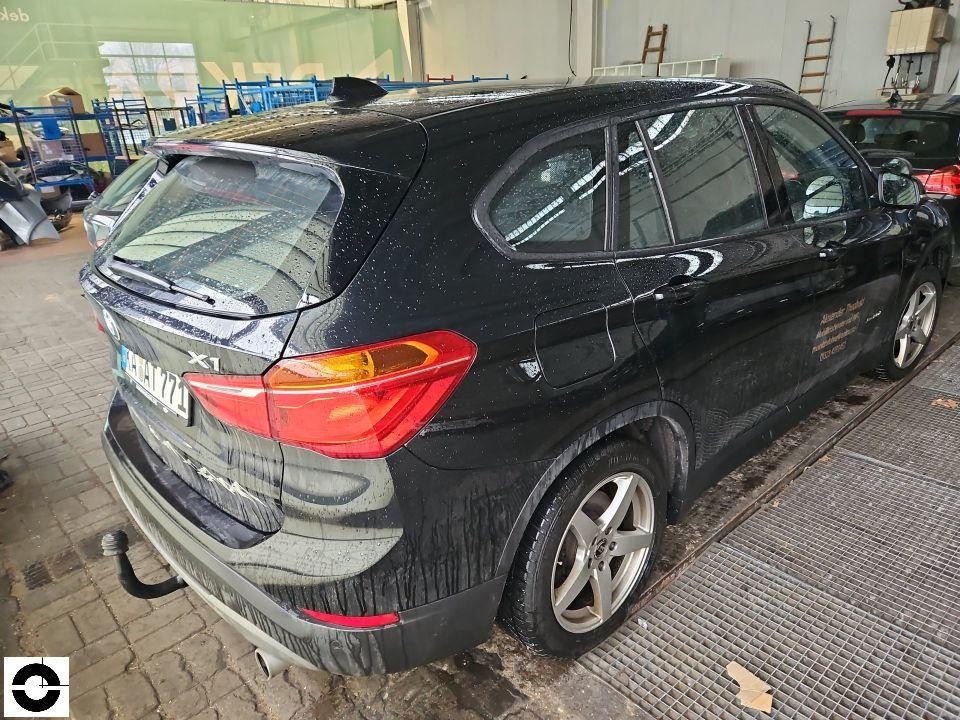 Heckansicht schräg rechts, nasses Fahrzeug mit Anhängerkupplung in Werkstatthalle