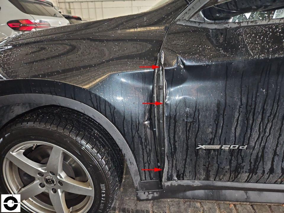 Hintere linke Tür mit Dellen und Kratzern, rote Pfeile markieren Schadenstellen