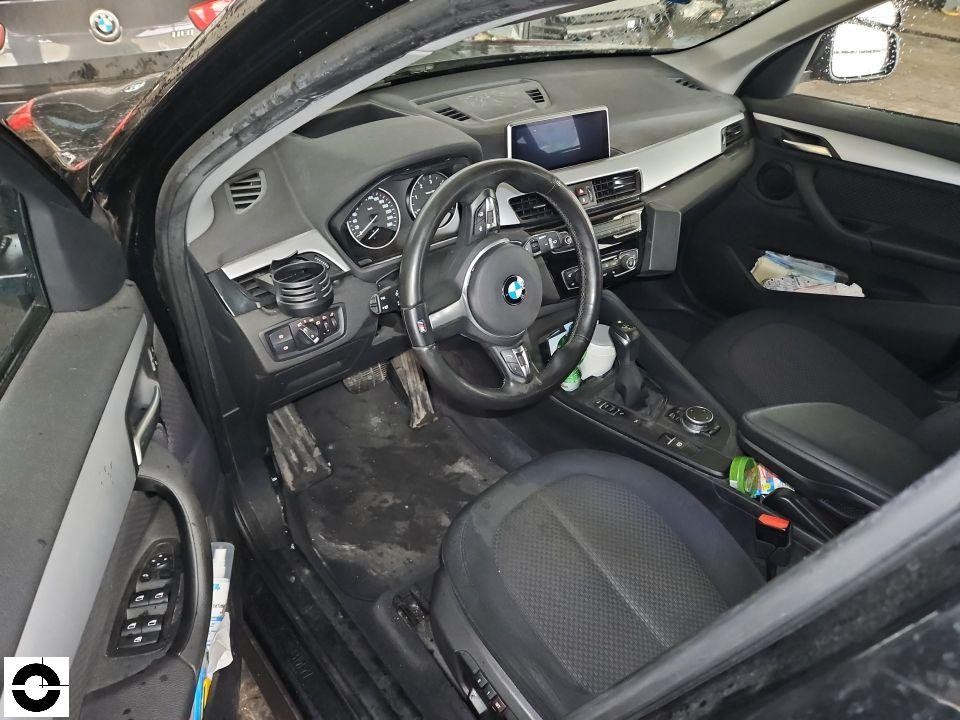 Innenraum Fahrerseite, Blick auf Lenkrad, Armaturenbrett und verschmutzten Fußraum