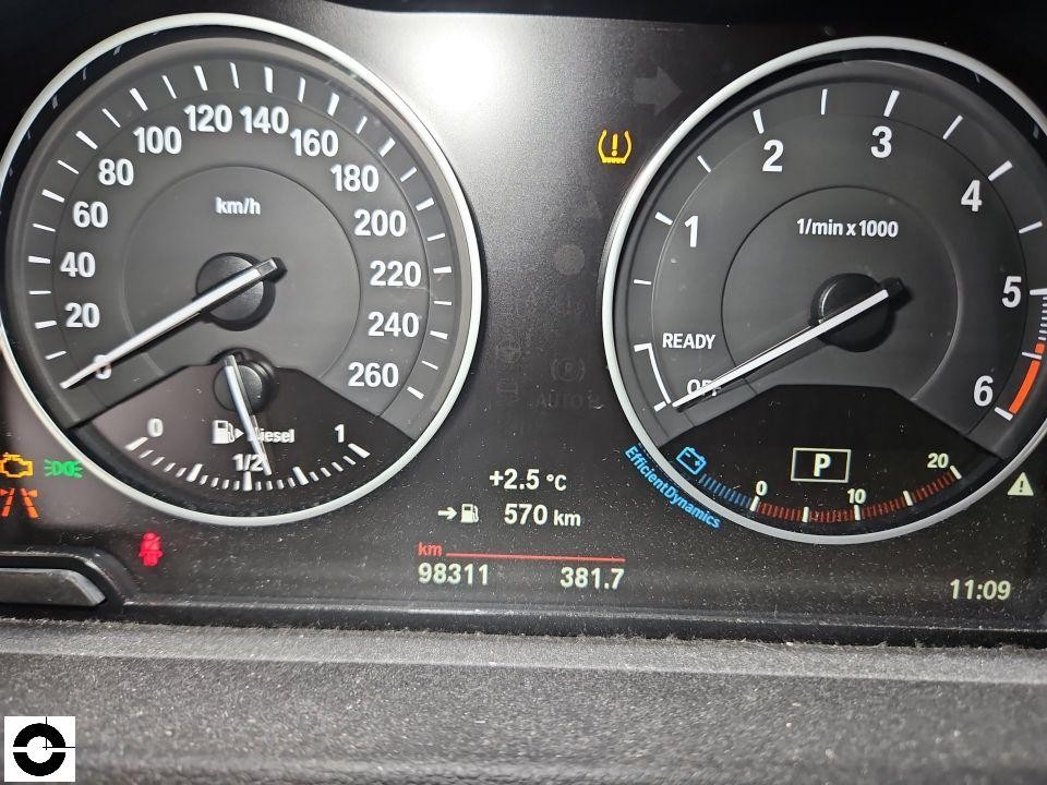 Kombiinstrument mit Tacho, Drehzahlmesser, Kilometerstand 98311 km, Außentemperatur +2,5°C