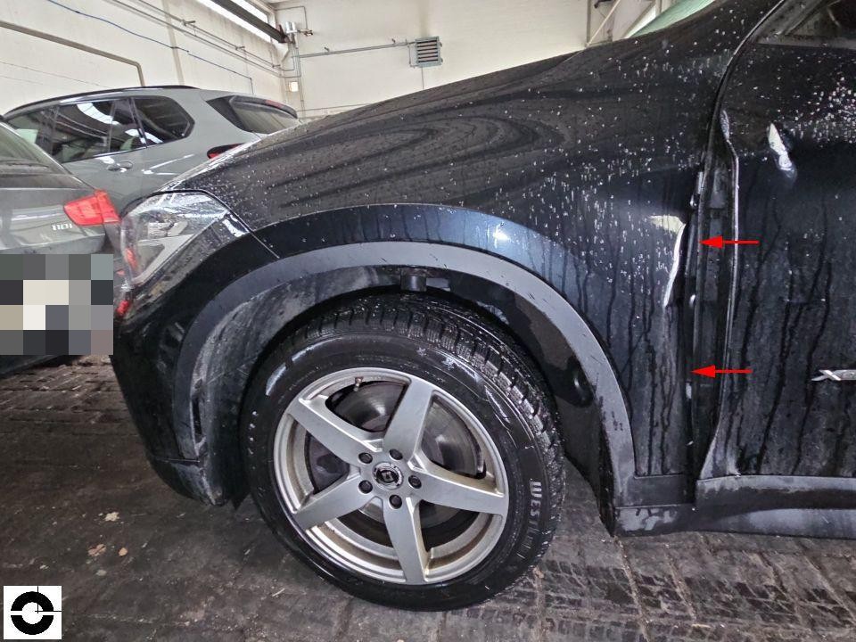 Rechte Fahrzeugseite, vordere Tür mit Kratzern und Lackschäden, rote Pfeile markieren Schadenstellen