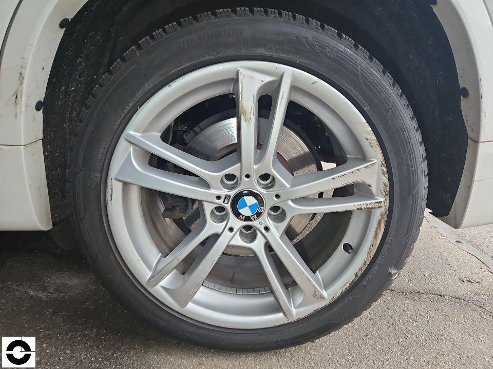 Detailaufnahme rechte Alufelge mit Kratzern und Beschädigungen am Felgenrand