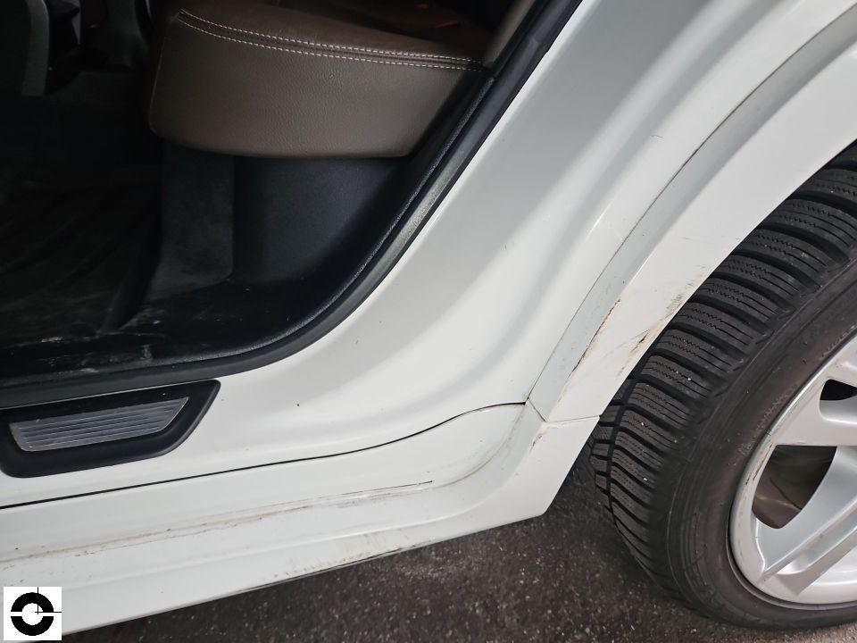 Geöffnete Fahrertür, Blick auf Schwellerbereich und Einstiegsleiste, leichte Verschmutzung