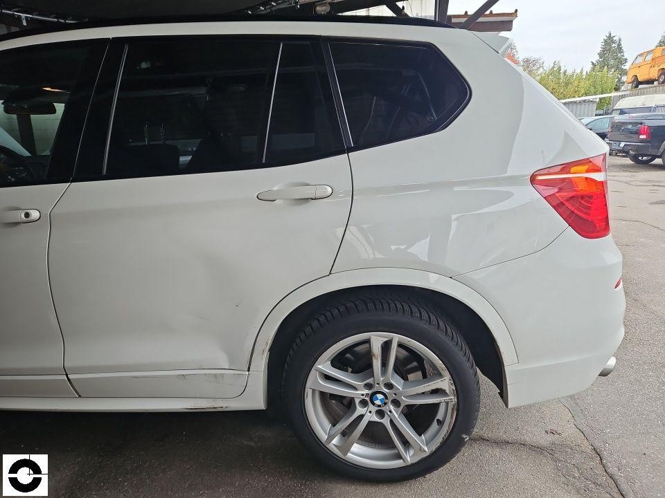 Hintere linke Seite, Delle und Kratzer an hinterer Tür und Seitenwand