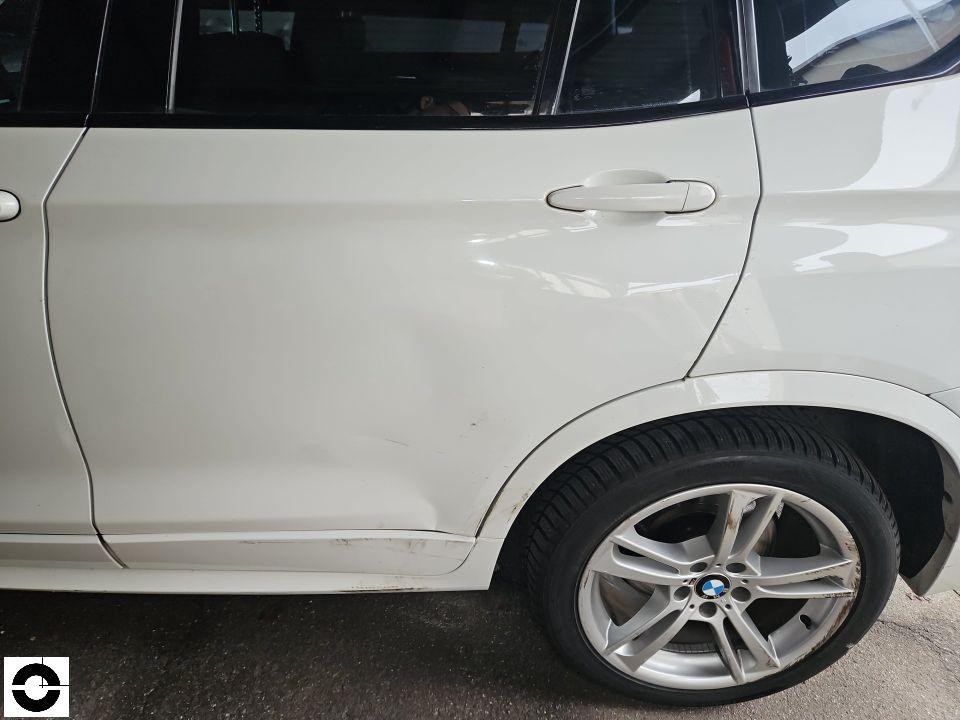 Hintere linke Tür und Seitenwand, Kratzer und Lackschäden am unteren Bereich