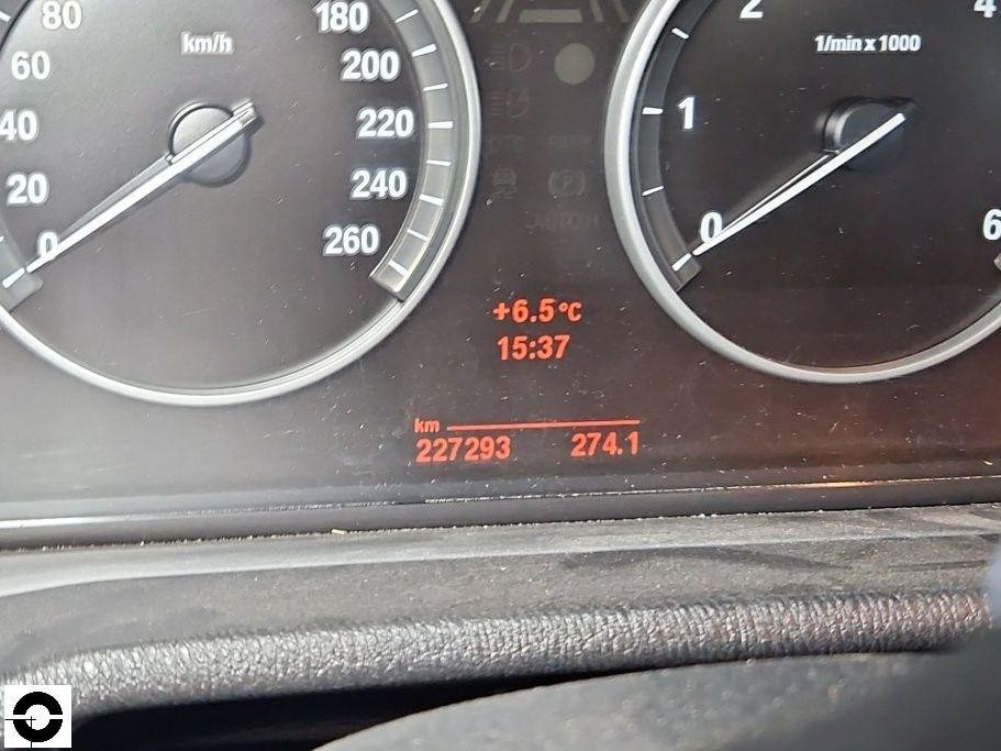 Kombiinstrument mit Tacho, Drehzahlmesser, Kilometerstand 227293 km, Außentemperatur +6,5°C