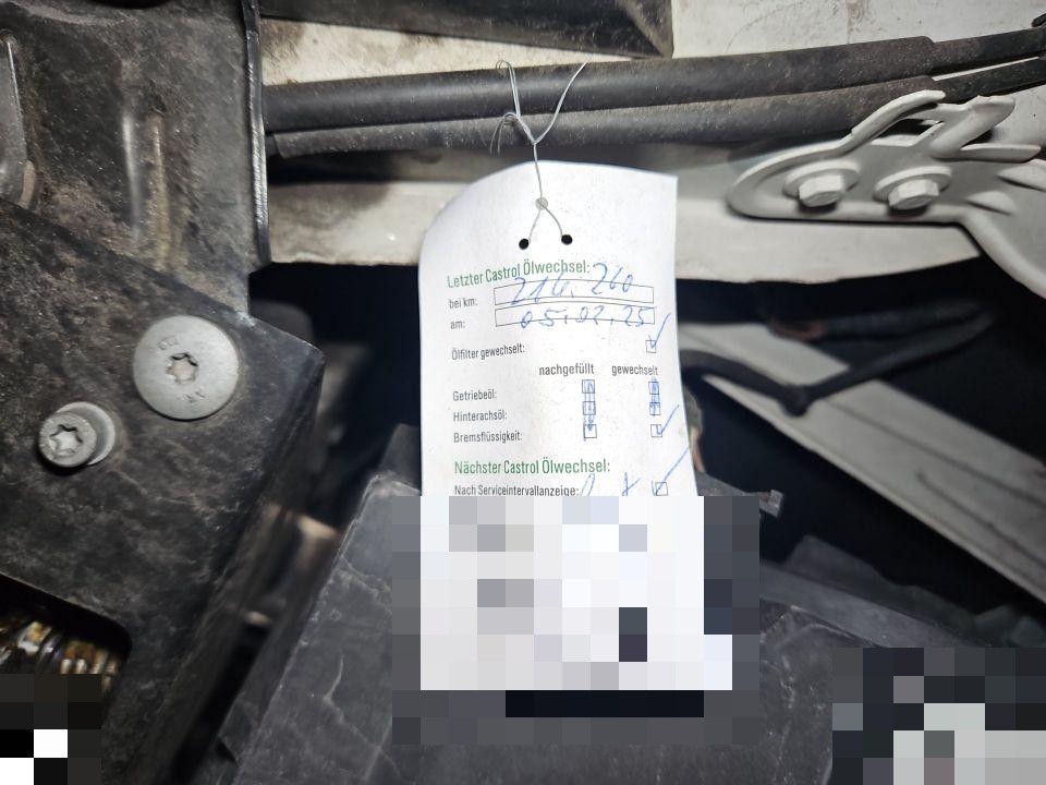 Ölwechsel-Anhänger im Motorraum mit Kilometerstand und Datum, Servicehinweise für Castrol-Öl
