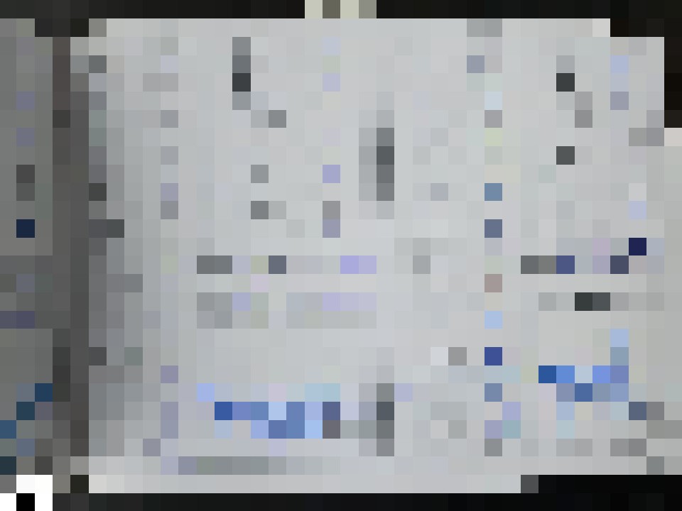 Stark verpixeltes Dokument oder Papier, Inhalt nicht erkennbar