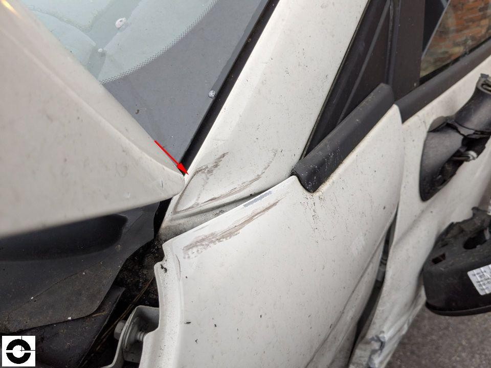 A-Säule links mit Kratzspuren und Verschmutzungen, Tür geöffnet