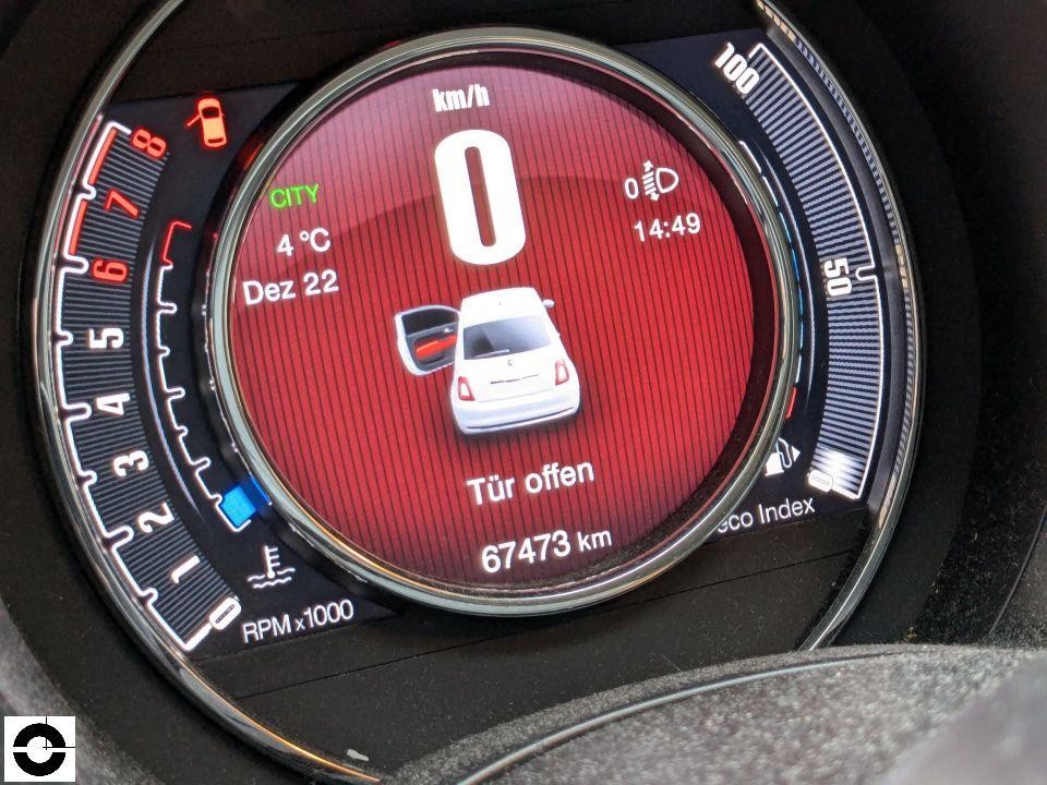 Digitales Kombiinstrument zeigt Kilometerstand 67473 km, Tür offen Warnung, 4°C Außentemperatur