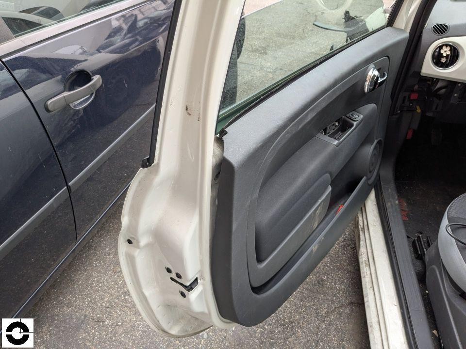Geöffnete Fahrertür von innen, Türverkleidung und A-Säule sichtbar, keine Schäden erkennbar