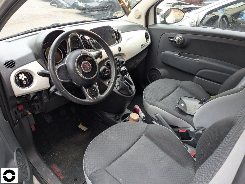 Innenraum, Blick auf Fahrersitz, Lenkrad und Armaturenbrett, keine sichtbaren Schäden