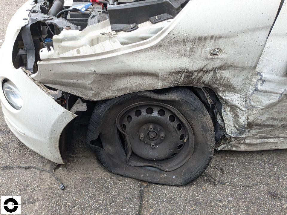 Schwerer Frontschaden links, Kotflügel stark eingedrückt, Reifen platt, Radkasten deformiert