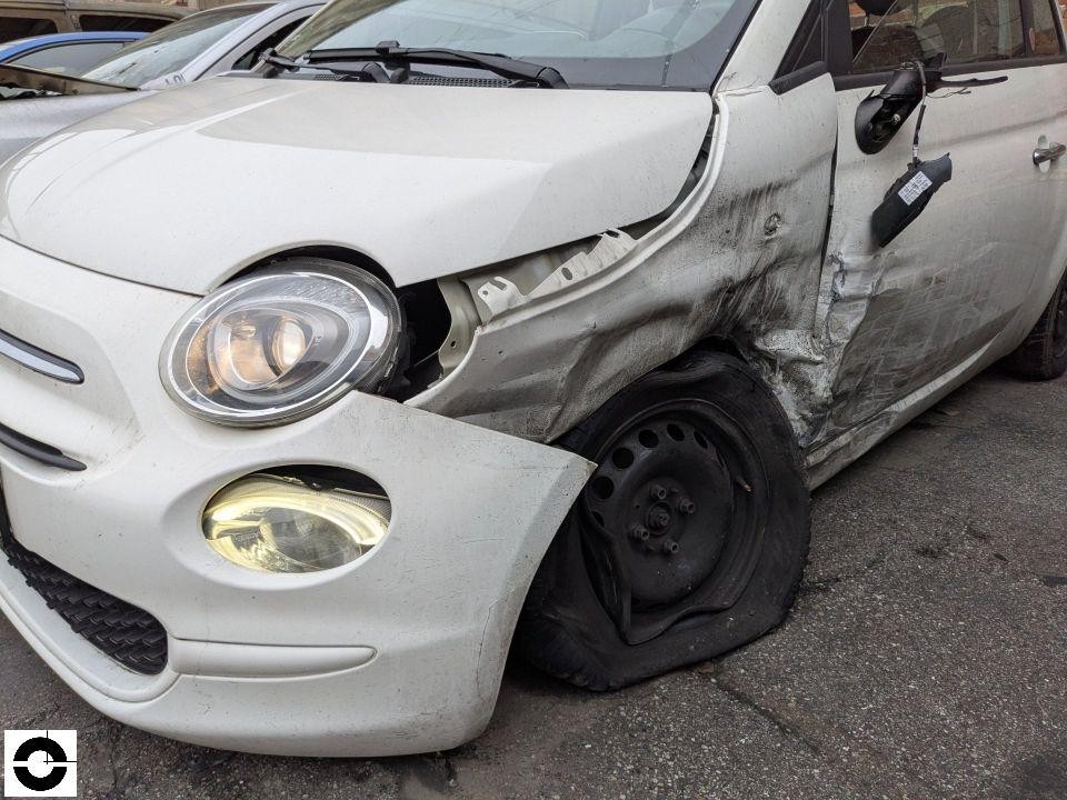 Schwerer Frontschaden links, Stoßstange abgerissen, Kotflügel stark eingedrückt, Reifen platt