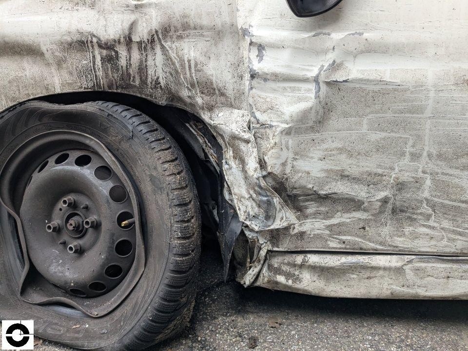 Schwerer Seitenschaden hinten links, Radkasten und Seitenwand stark eingedrückt und verformt